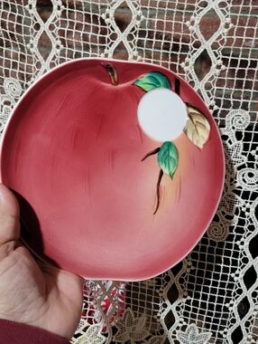 Set of five Vtg snack plates Apple shape and hand-painted leaf and stem motif.